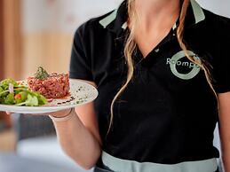 Modern Chalet With air Conditioning, in a Holiday Park, the Beach at 1