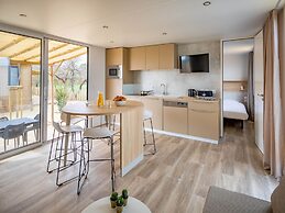 Modern Chalet With air Conditioning, in a Holiday Park, the Beach at 1