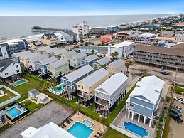 Second-row Home Just Across The Street From The Beach Access, Communit