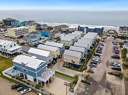 Second-row Home Just Across The Street From The Beach Access, Communit