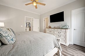 Second-row Home Just Across The Street From The Beach Access, Communit