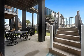 Second-row Home Just Across The Street From The Beach Access, Communit