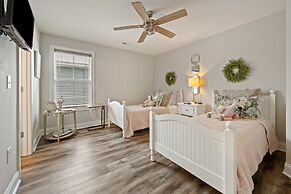 Second-row Home Just Across The Street From The Beach Access, Communit