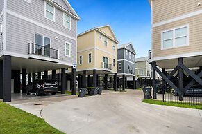 Second-row Home Just Across The Street From The Beach Access, Communit
