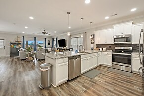 Second-row Home Just Across The Street From The Beach Access, Communit