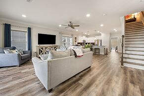 Second-row Home Just Across The Street From The Beach Access, Communit