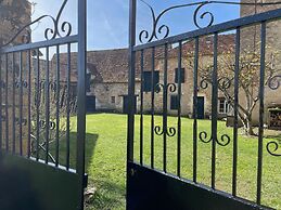 Historic Manor House 50 m From the River Lot