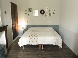 Historic Manor House 50 m From the River Lot