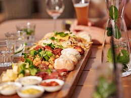 Restyled Villa With Sauna and Rowing Boat Near sea