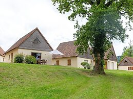 Comfortable Holiday Home With Swimming Pool