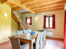 Comfortable Holiday Home With Swimming Pool