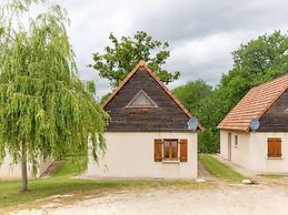 Comfortable Holiday Home With Swimming Pool