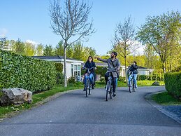 Nice Chalet Near the Golf Course in a Holiday Park