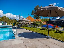 Nice Chalet Near the Golf Course in a Holiday Park