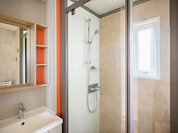 Beautiful Chalet With Three Bathrooms, in a Holiday Park, 1.5 km. From