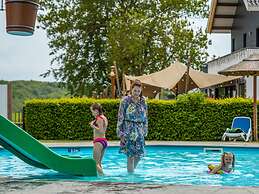 Comfy Chalet With Cooking Island in Limburg