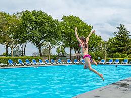 Comfy Chalet With Cooking Island in Limburg