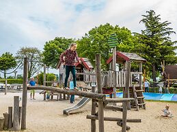 Comfy Chalet With Cooking Island in Limburg