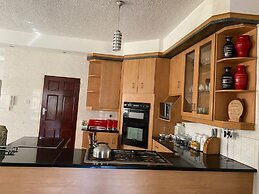 Luxurious 4 bed With Pool in Helensvale - 2255