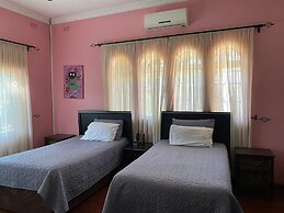 Luxurious 4 bed With Pool in Helensvale - 2255