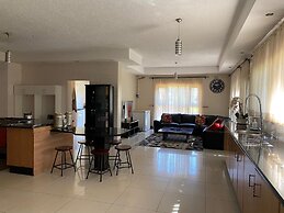 Luxurious 4 bed With Pool in Helensvale - 2255