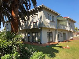 Luxurious 4 bed With Pool in Helensvale - 2255