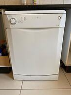 Luxurious 4 bed With Pool in Helensvale - 2255