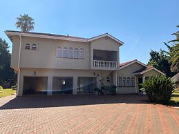 Luxurious 4 bed With Pool in Helensvale - 2255