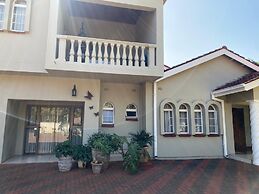 Luxurious 4 bed With Pool in Helensvale - 2255