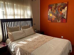 Luxurious 4 bed With Pool in Helensvale - 2255