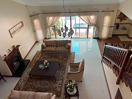 Luxurious 4 bed With Pool in Helensvale - 2255