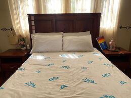 Luxurious 4 bed With Pool in Helensvale - 2255