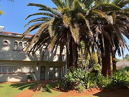 Luxurious 4 bed With Pool in Helensvale - 2255