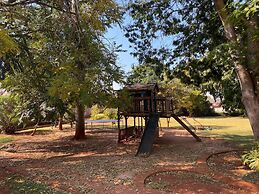 Luxurious 4 bed With Pool in Helensvale - 2255