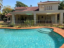 Luxurious 4 bed With Pool in Helensvale - 2255