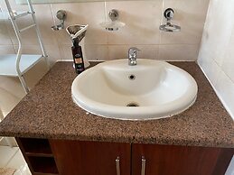 Luxurious 4 bed With Pool in Helensvale - 2255