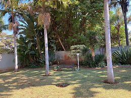 Luxurious 4 bed With Pool in Helensvale - 2255