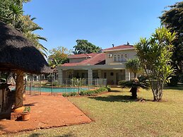 Luxurious 4 bed With Pool in Helensvale - 2255