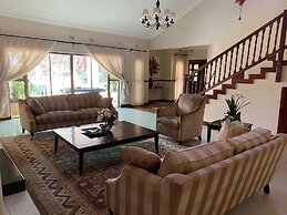 Luxurious 4 bed With Pool in Helensvale - 2255