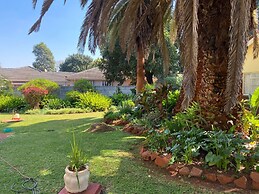 Luxurious 4 bed With Pool in Helensvale - 2255