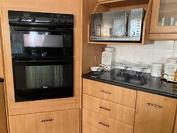 Luxurious 4 bed With Pool in Helensvale - 2255