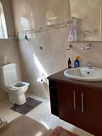 Luxurious 4 bed With Pool in Helensvale - 2255