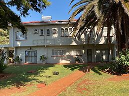 Luxurious 4 bed With Pool in Helensvale - 2255