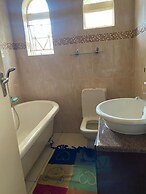 Luxurious 4 bed With Pool in Helensvale - 2255