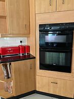 Luxurious 4 bed With Pool in Helensvale - 2255