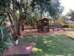 Luxurious 4 bed With Pool in Helensvale - 2255