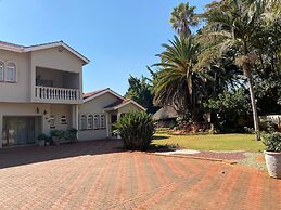 Luxurious 4 bed With Pool in Helensvale - 2255