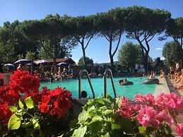 Glamping Tent With a View of Lake Trasimeno
