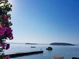 Glamping Tent With a View of Lake Trasimeno
