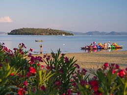 Glamping Tent With a View of Lake Trasimeno